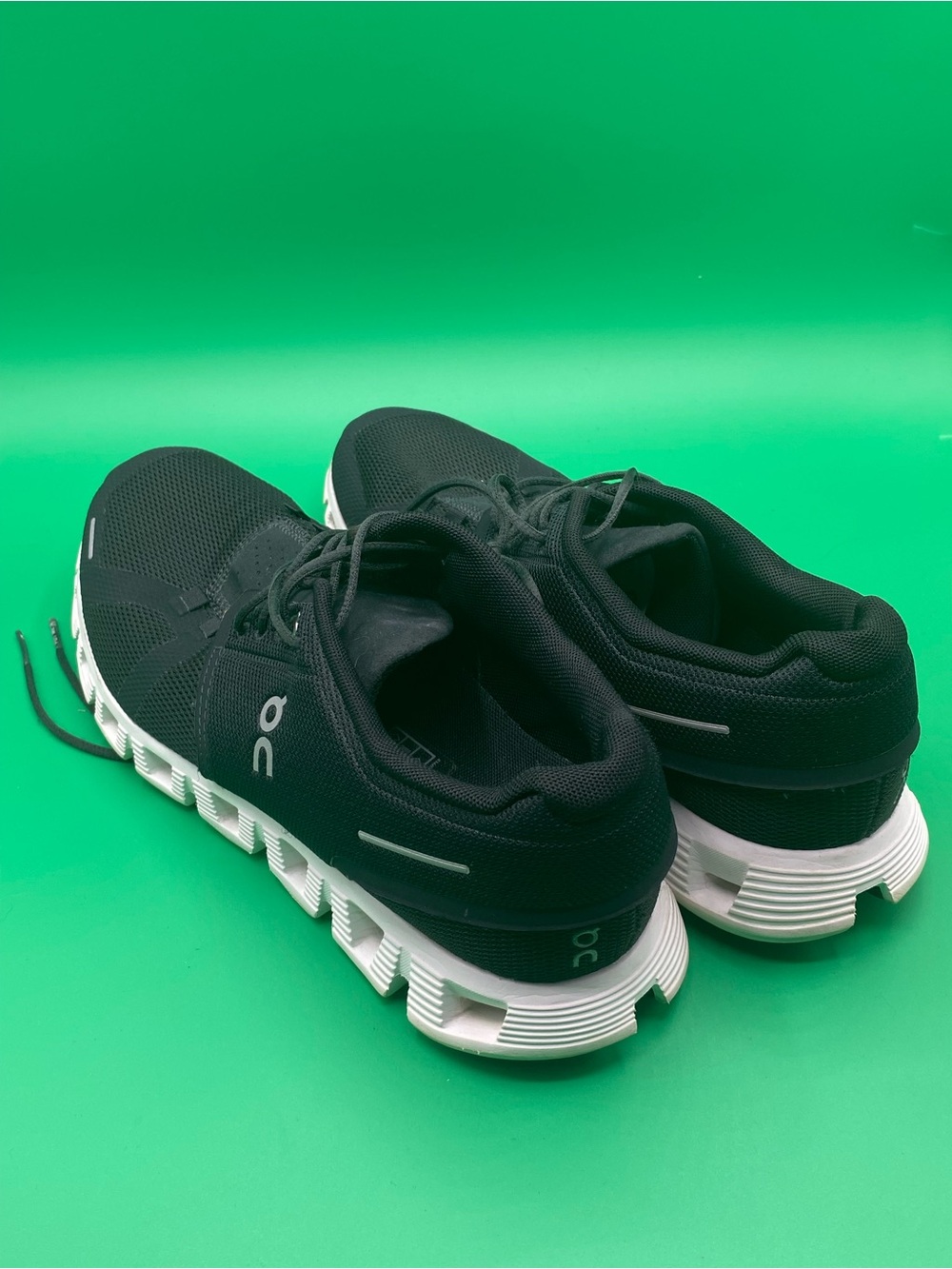 On Running Cloud 5 sneakers in black and white - Picture 3 of 4